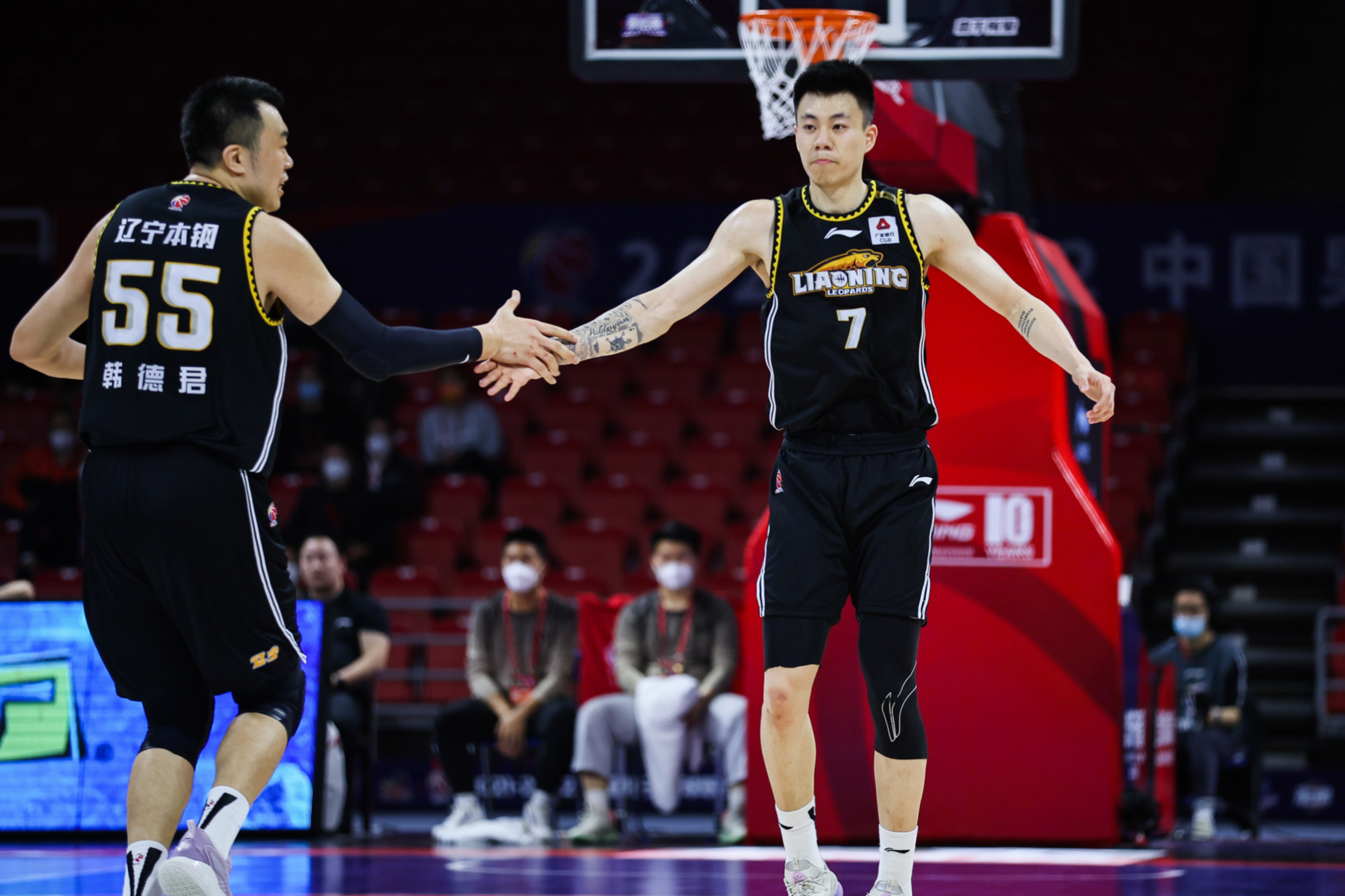 关于今夜突围战来临；深圳男篮围绕法国杯队长鼓劲；管理层满意；资深球员宣示担当的信息